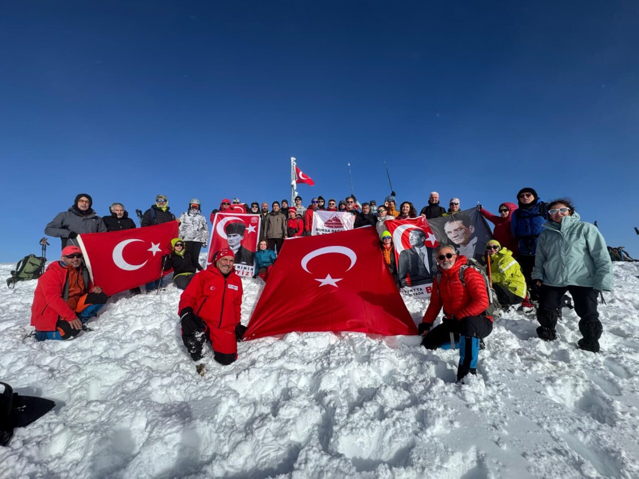 Dünya Dağlar Günü’nde Uludağ’ın zirvesine Dünya Dağlar Günü’nde Uludağ’ın zirvesine