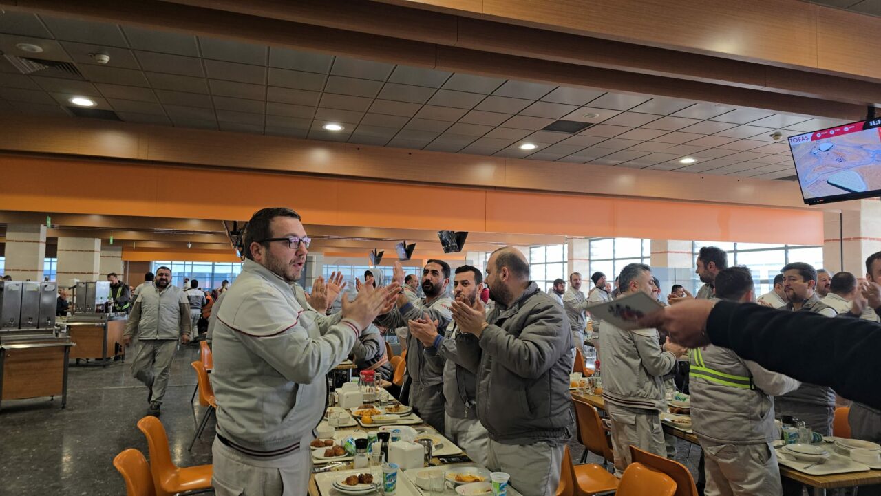 Bursa’nın otomotiv devi TOFAŞ’ta işçilerden eylem Bursa’nın otomotiv devi TOFAŞ’ta işçilerden eylem