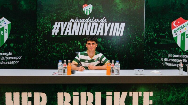 Bursaspor’da bir genç futbolcu daha profesyonel oldu Bursaspor’da bir genç futbolcu daha profesyonel oldu