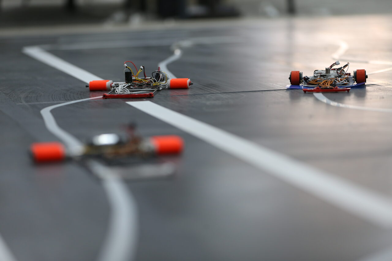 Bursalı öğrenciler “ARO-1” isimli robot yaptı Bursalı öğrenciler “ARO-1” isimli robot yaptı