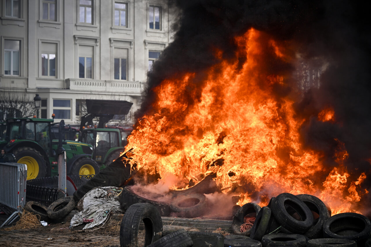 Avrupa’nın göbeği yangın yeri! Binlerce çiftçi… Avrupa’nın göbeği yangın yeri! Binlerce çiftçi…