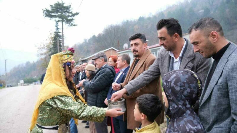 Anadolu’nun kadim gelenekleri Bursa İnegöl’de yaşatılıyor İnegöl Belediyesi, 21 Aralık kış gündönümünde Gündüzlü Mahallesi’nde düzenlediği "Toprağın