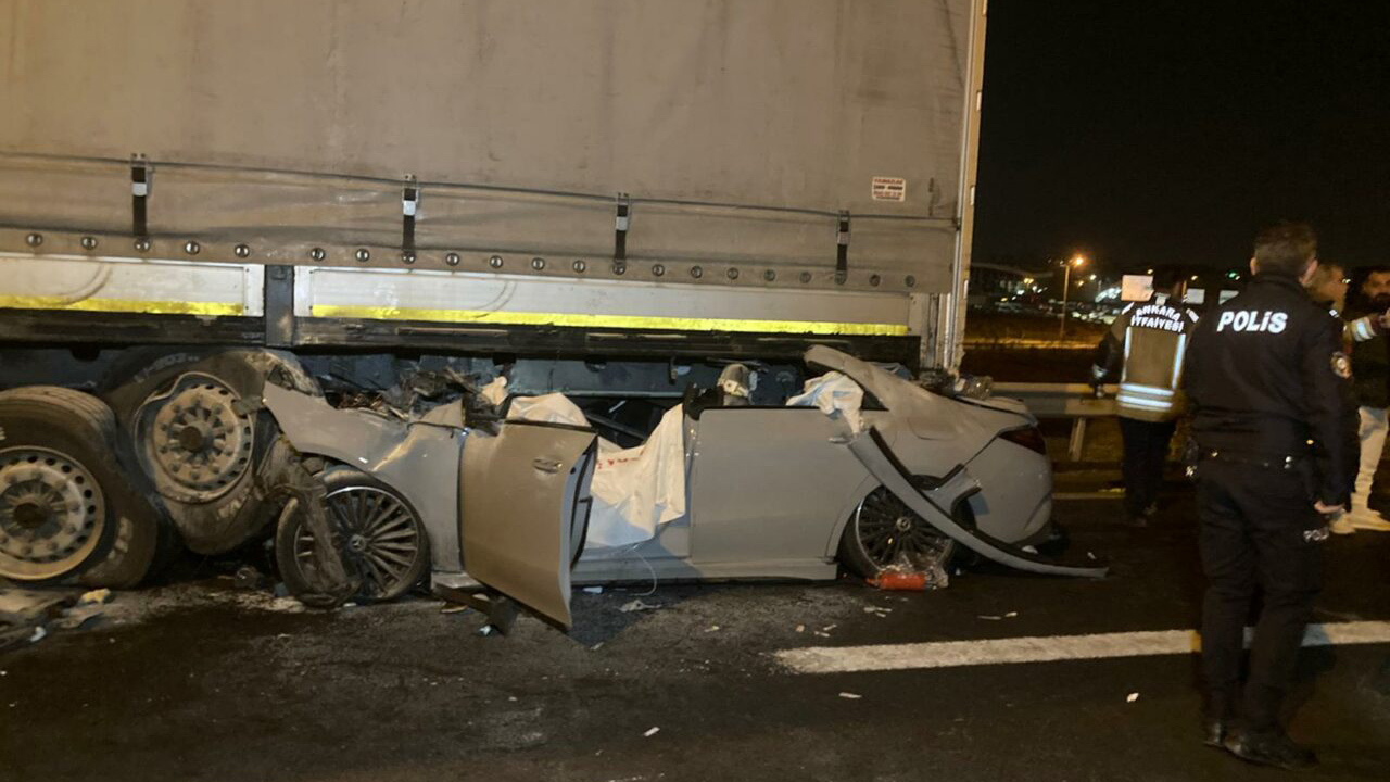 Korkunç kaza! TIR’ın altına girdi: 2 ölü, 1 yaralı Korkunç kaza! TIR’ın altına girdi: 2 ölü, 1 yaralı