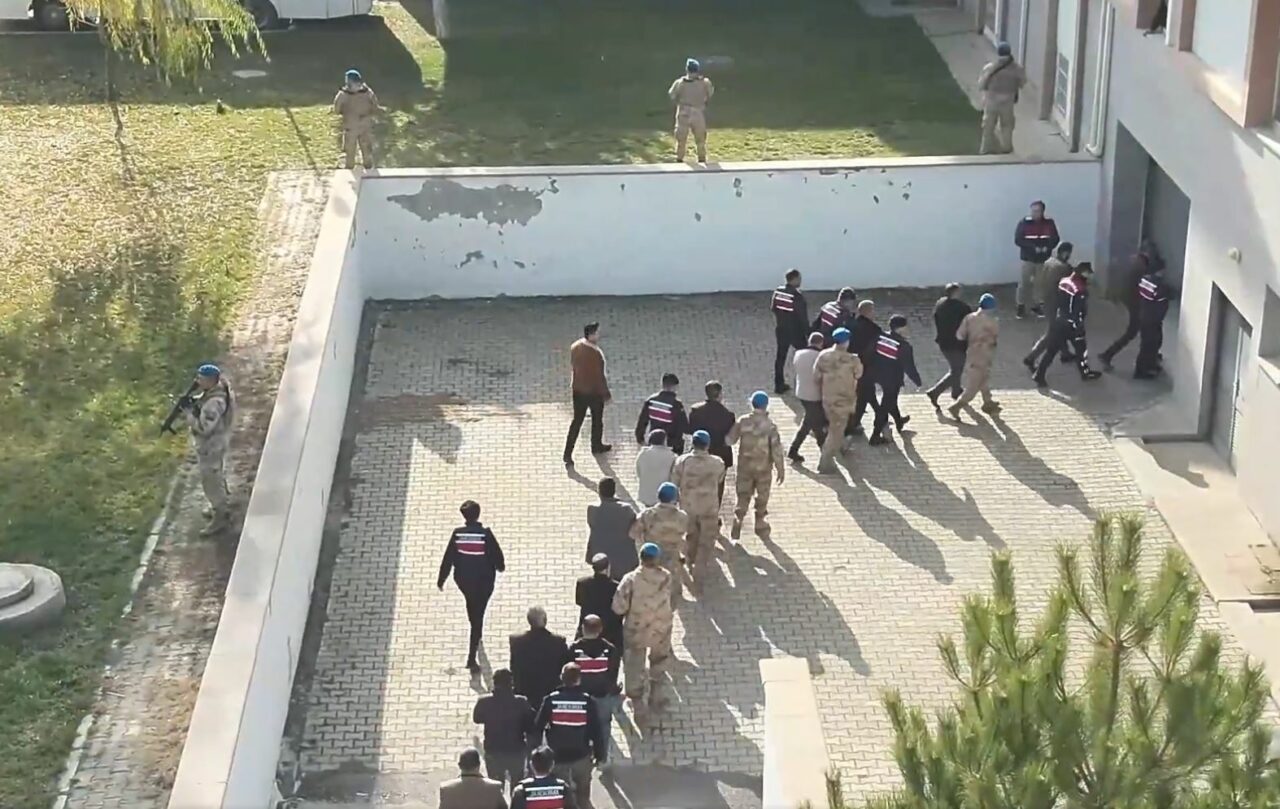 Tefecilik ve yağma operasyonu: 25 şüpheli yakalandı Tefecilik ve yağma operasyonu: 25 şüpheli yakalandı