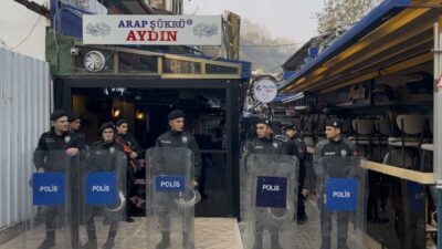 Bursa’nın ünlü Arap Şükrü sokağındaki tenteler polis kontrolünde kaldırıldı