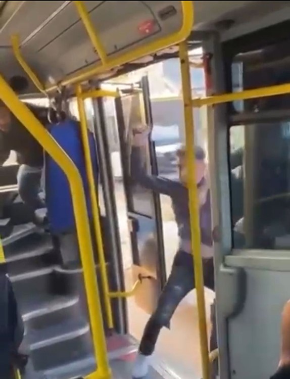 Bursa’da otobüsü satırla bastı! Korku dolu anlar… Bursa’da otobüsü satırla bastı! Korku dolu anlar…