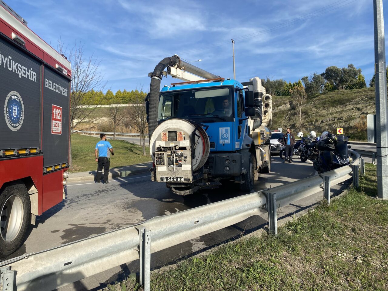Bursa’da minibüs yangını! BUSKİ Ekiplerinden anında müdahale