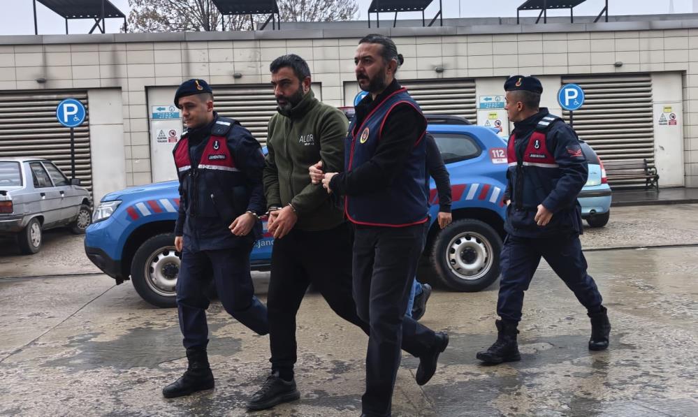 Bursa’da 16 suçtan 30 yılla aranan şahıs yakalandı Bursa’da 16 suçtan 30 yılla aranan şahıs yakalandı