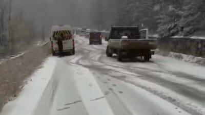 Bursa’da yoğun kar bazı yolları kapattı