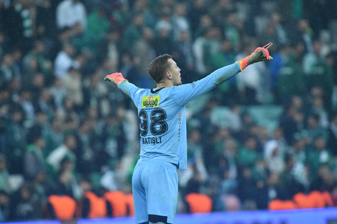 İngiliz ve İtalyan kulüplerin radarındaki Bursasporlu oyuncuya övgü İngiliz ve İtalyan kulüplerin radarındaki Bursasporlu oyuncuya övgü