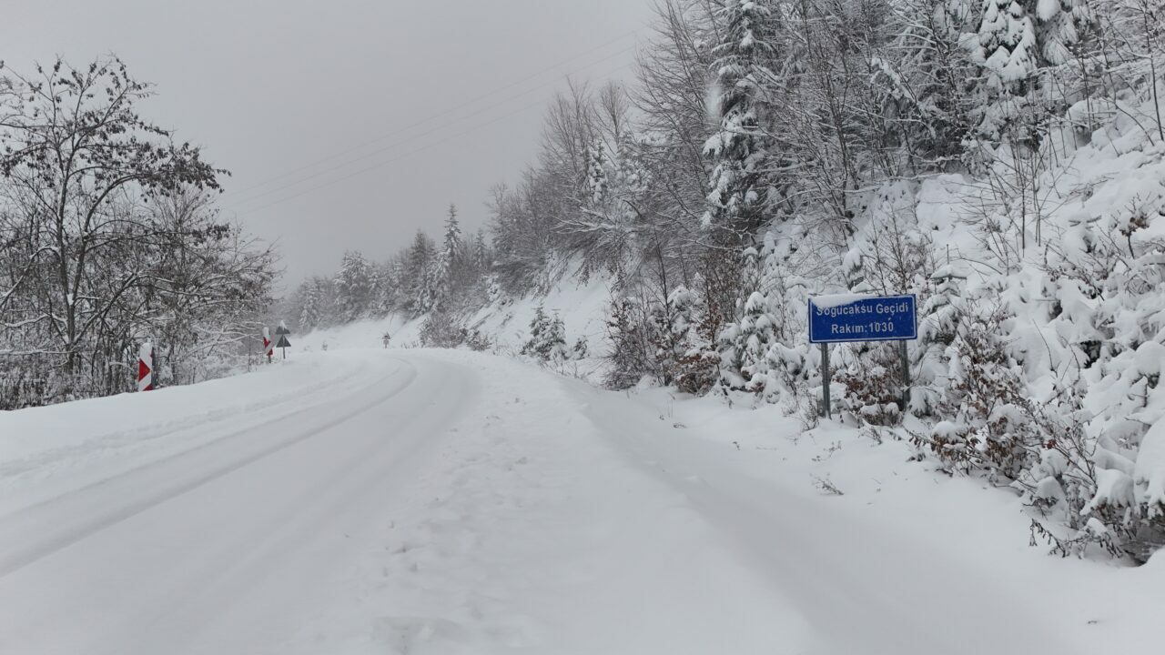 Bartın’da zirvede kar manzarası