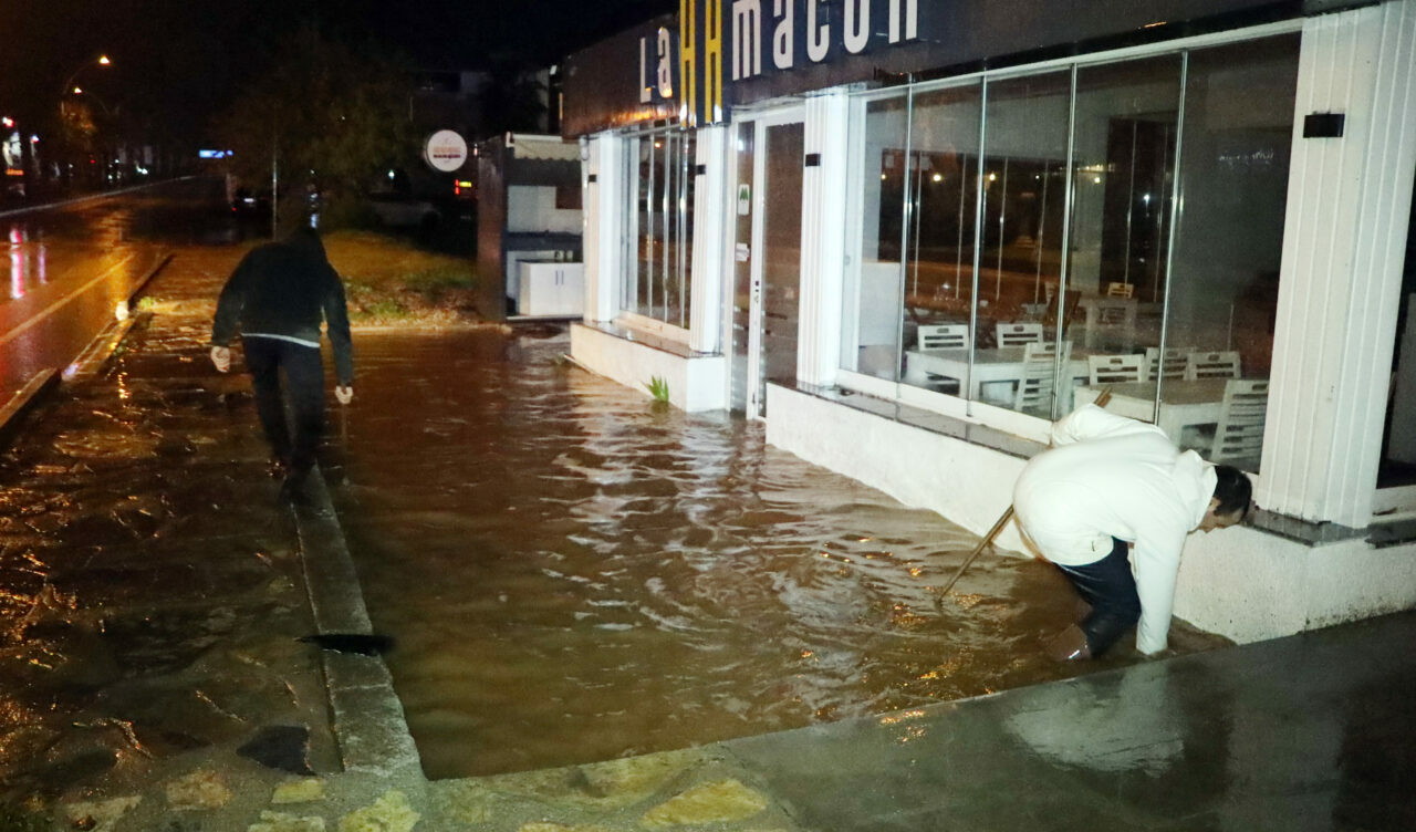 Bodrum’u sağanak ve dolu vurdu