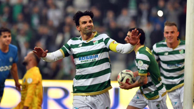 Bursaspor’un kaptanı zirveye koşuyor! Bursaspor’un kaptanı zirveye koşuyor!