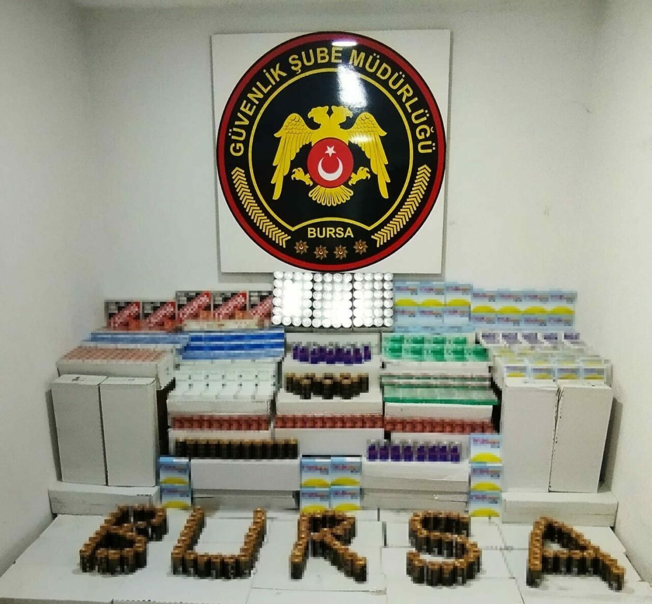 Bursa Emniyeti’nden operasyon: Binlercesi ele geçirildi Bursa Emniyeti’nden operasyon: Binlercesi ele geçirildi