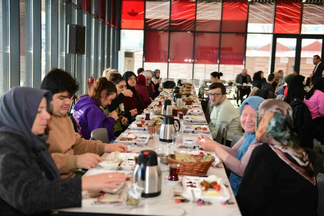 Bursa Osmangazi’de engelli bireyler ve aileleri kahvaltıda buluştu Bursa Osmangazi’de engelli bireyler ve aileleri kahvaltıda buluştu