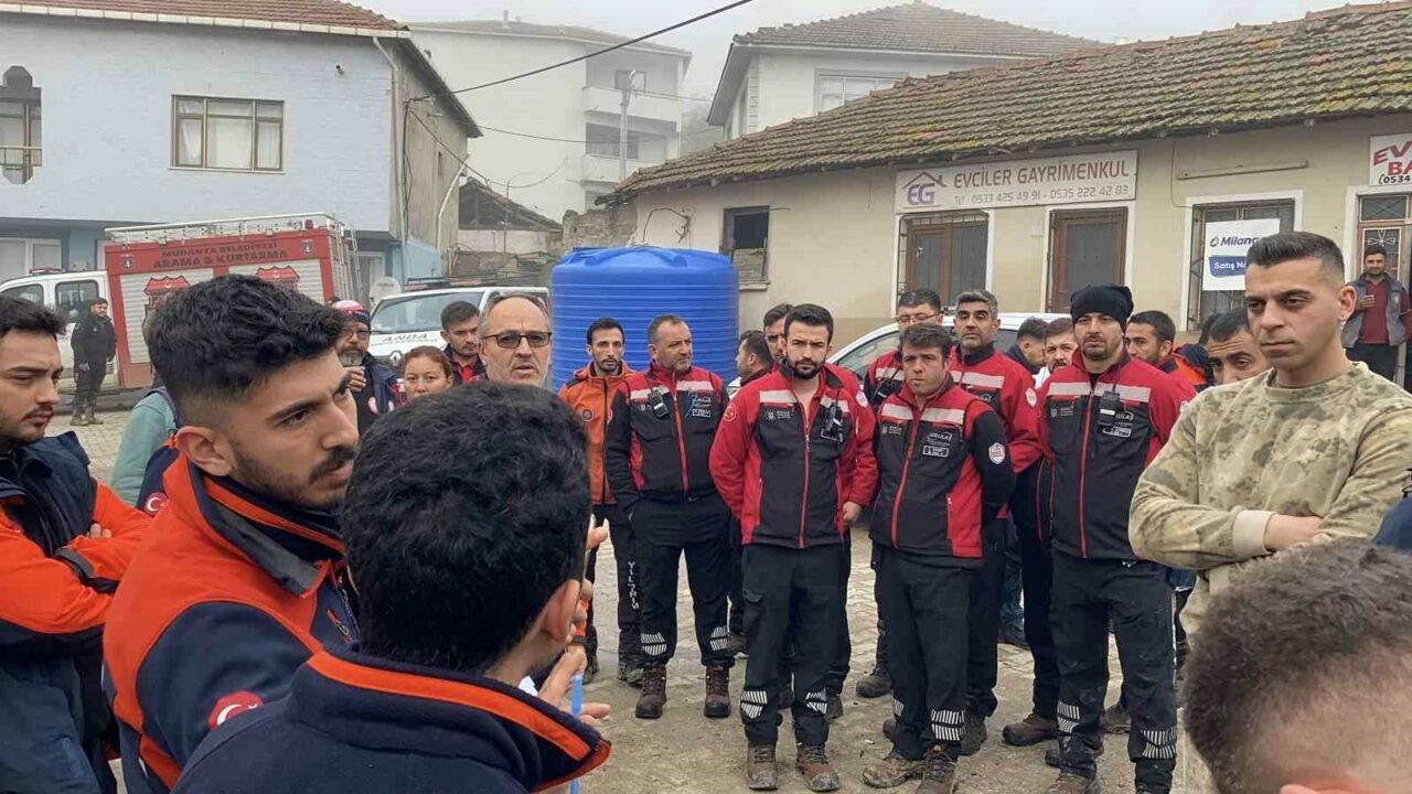 Bursa’da 144 saatlik umutlu bekleyiş! Her yerde aranıyor… Bursa’da 144 saatlik umutlu bekleyiş! Her yerde aranıyor…