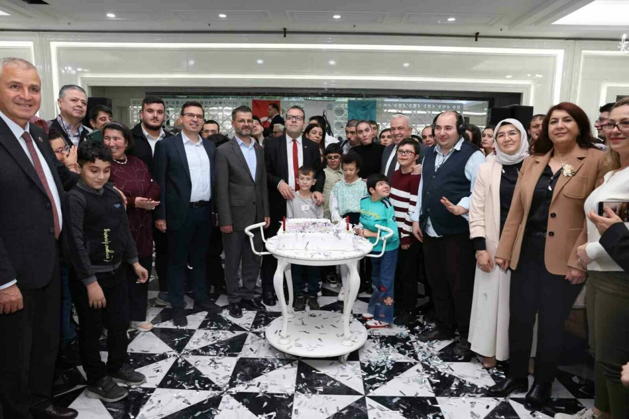 Bursa’da Bizim Ev’in 14’üncü yıl dönümüne coşkulu kutlama Bursa’da Bizim Ev’in 14’üncü yıl dönümüne coşkulu kutlama