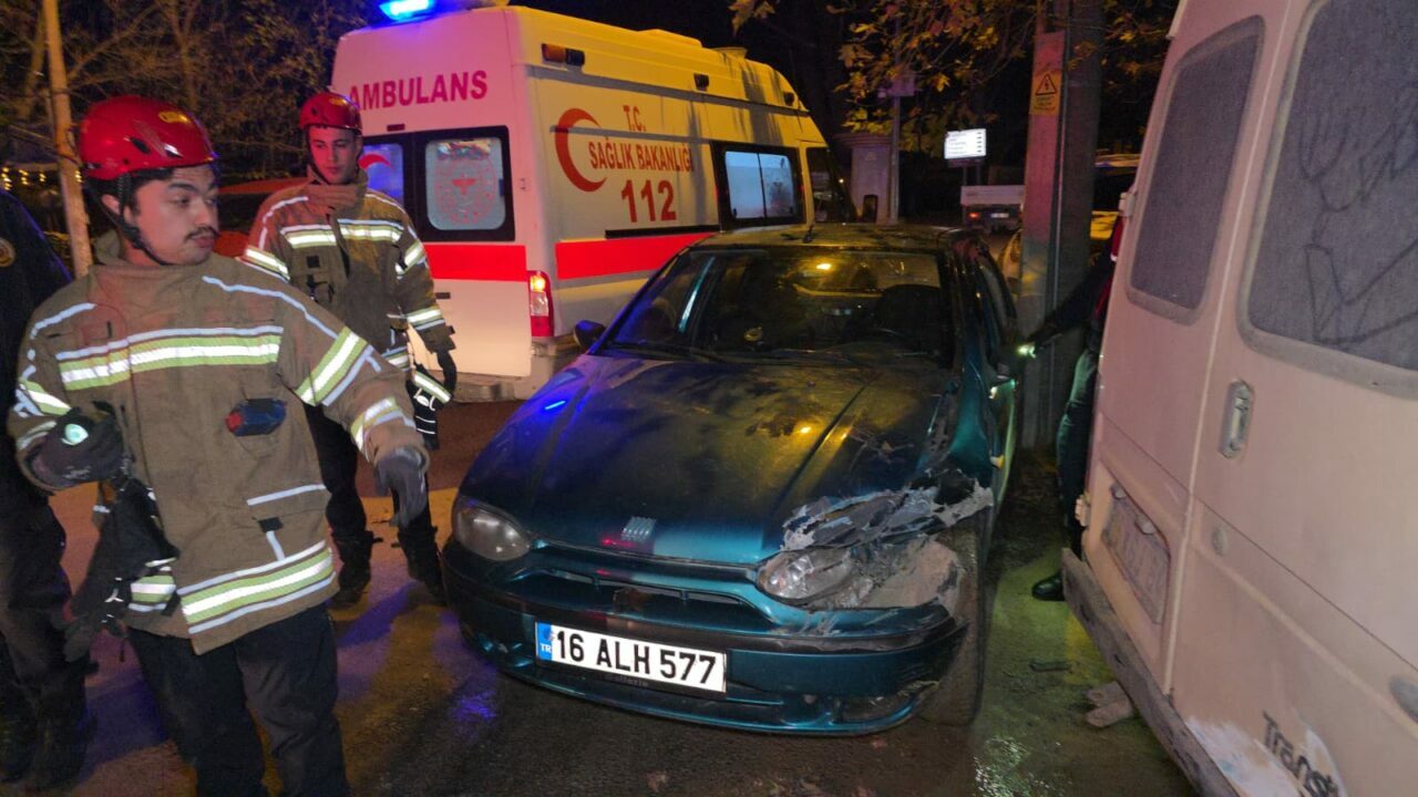 Bursa’da dehşet saçtı: Park halindeki araçlara çarptı