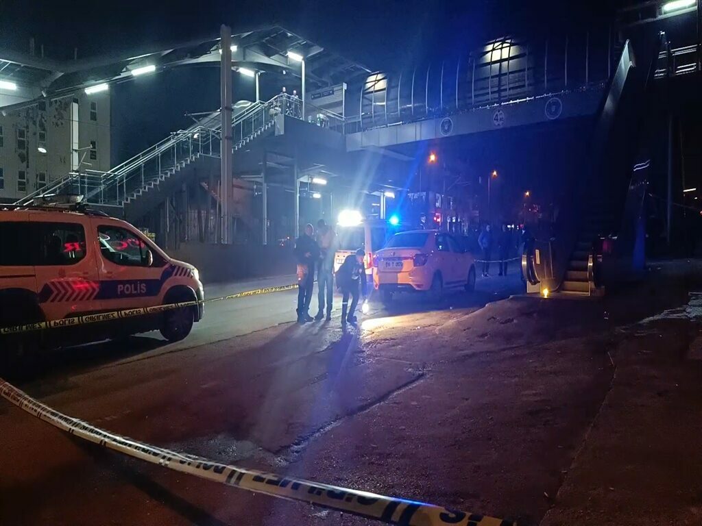 Bursa’da eğlence mekanının önünde dehşet: Kaldırıldığı hastanede öldü Bursa’da eğlence mekanının önünde dehşet: Kaldırıldığı hastanede öldü