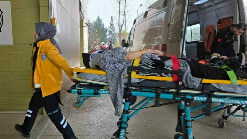 Bursa’da feci kaza: 1’i çocuk 2 yaralı Bursa’nın İnegöl ilçesinde kontrolden çıkan hafif ticari aracın ağaca çarptığı