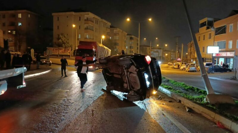 Bursa’da feci kaza: 3 yaralı Bursa’nın İnegöl ilçesinde yağış nedeniyle kayganlaşan yolda kontrolden çıkan otomobilin