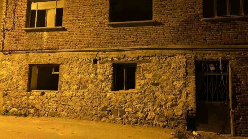 Bursa’da gizemli ölüm: Evde ölü bulundu… Bursa’nın Mudanya ilçesi Güzelyalı Mahallesi’nde metruk bir evde yaşayan Adem