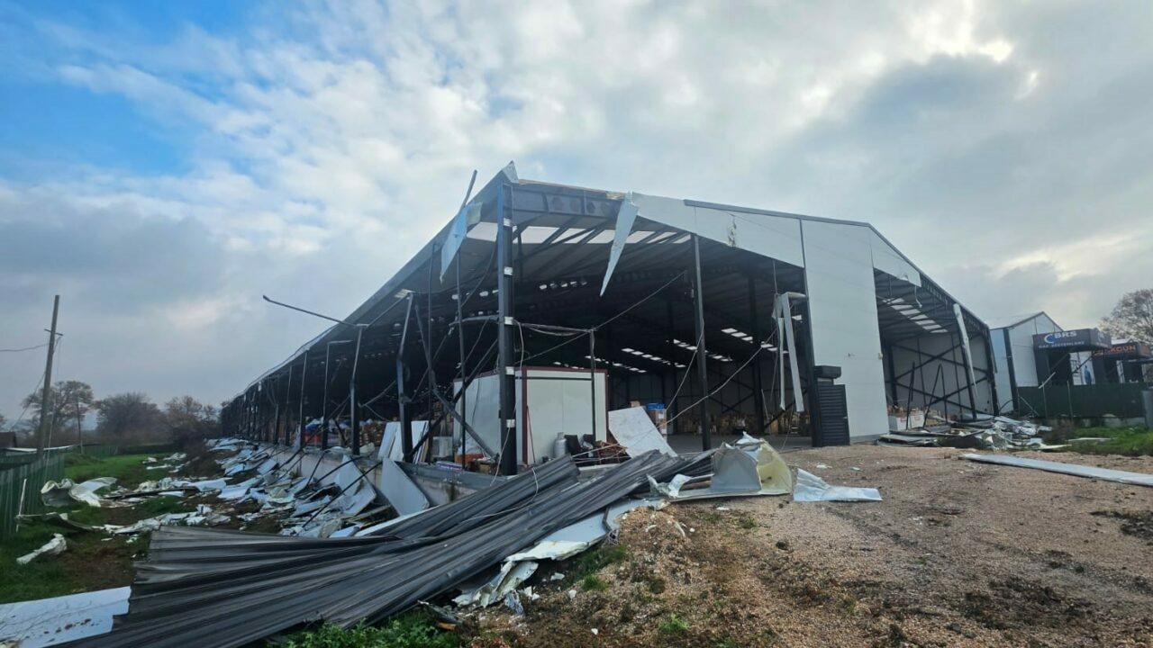 Bursa’da iki kaçak yapı daha yıkıldı