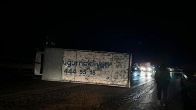 Bursa’da kamyon devrildi