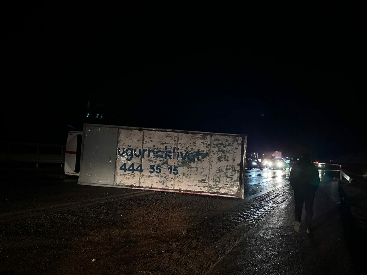 Bursa’da kamyon devrildi