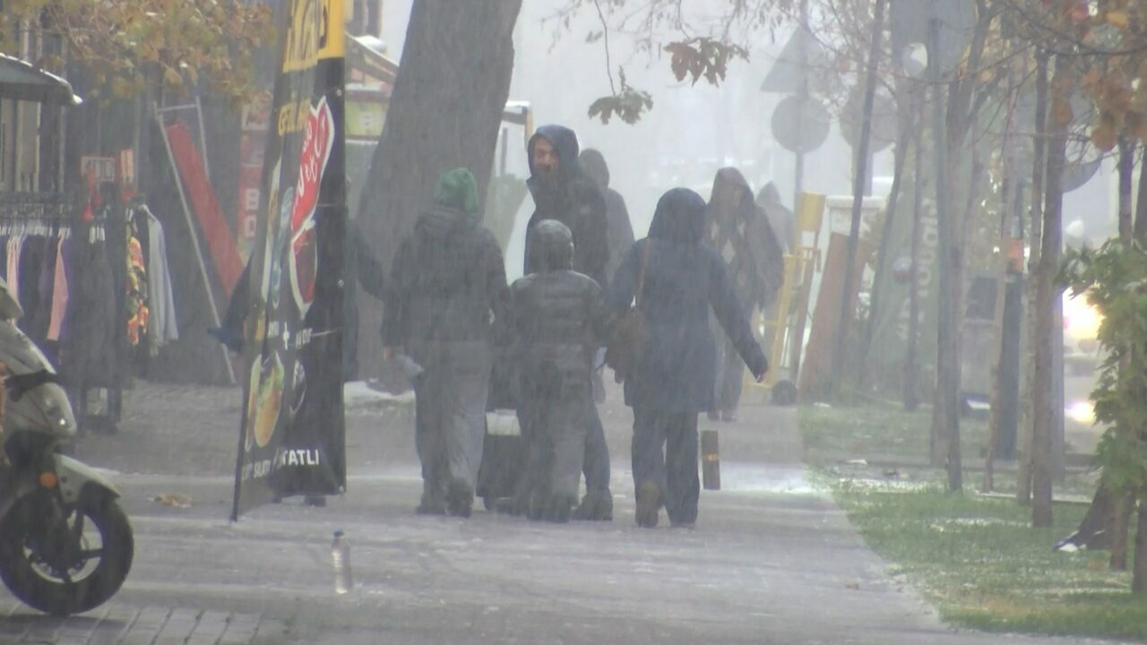 Bursa’da beyaza büründü! İşte şehir merkezinden kar manzaraları…