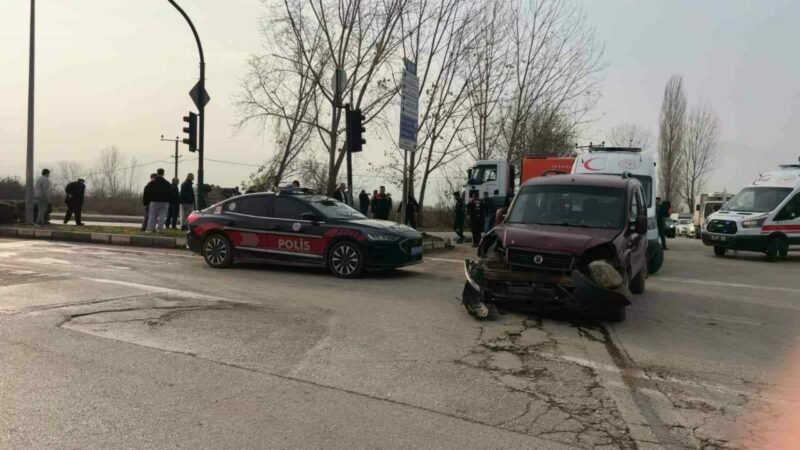 Bursa’da kavşakta kaza: 3’ü çocuk 7 yaralı Bursa’nın İnegöl ilçesinde iki hafif ticari aracın çarpışması sonucu, 3’ü