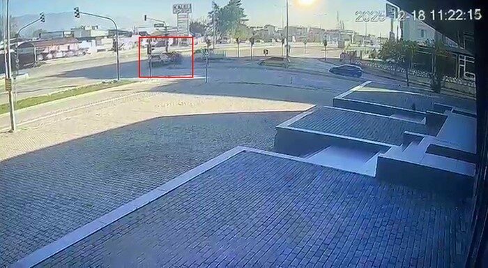 Bursa’da kırmızı ışık ihlali kaza getirdi! O anlar kamerada