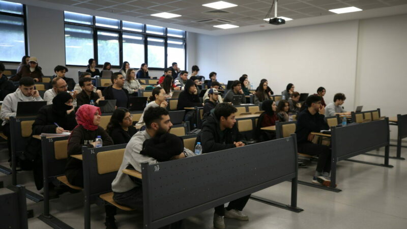 BTÜ’den Bursa’daki lise öğrencilerine “bilinçli tercih” deneyimi