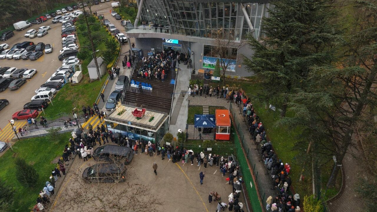 Bursa’da metrelerce teleferik kuyruğu