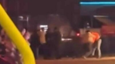 Bursa’da meydan muharebesi! Tekme tokat kavga kamerada…