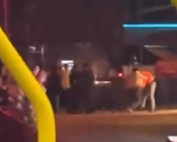 Bursa’da meydan muharebesi! Tekme tokat kavga kamerada…