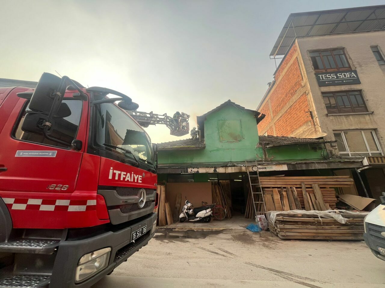 Bursa’da mobilya imalathanesinde yangın