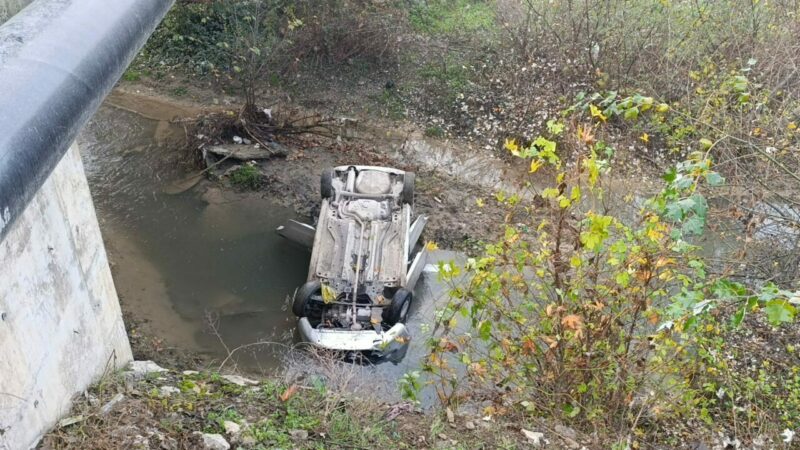 Bursa'nın İnegöl ilçesinde dereye uçup ters dönen otomobilde sıkışan sürücü