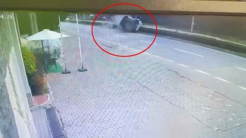 Bursa’da otomobil refüje çarpıp takla attı! O anlar kamerada