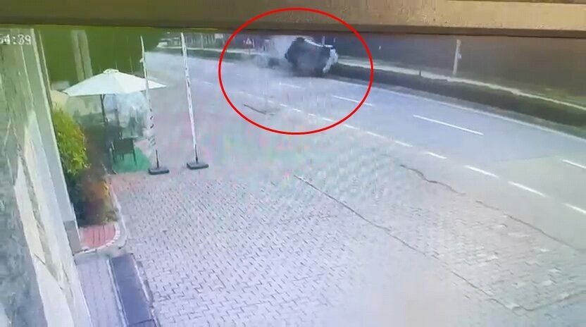 Bursa’da otomobil refüje çarpıp takla attı! O anlar kamerada