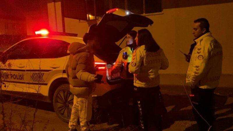 Bursa’da polisin zor anları! Hem suçlu hem güçlü… Bursa’nın İnegöl ilçesinde trafik polislerinin durdurduğu alkollü sürücü ve arkadaşı