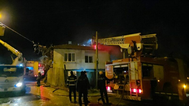 Bursa'nın İnegöl ilçesinde iki katlı evde çıkan yangın itfaiye ekiplerince