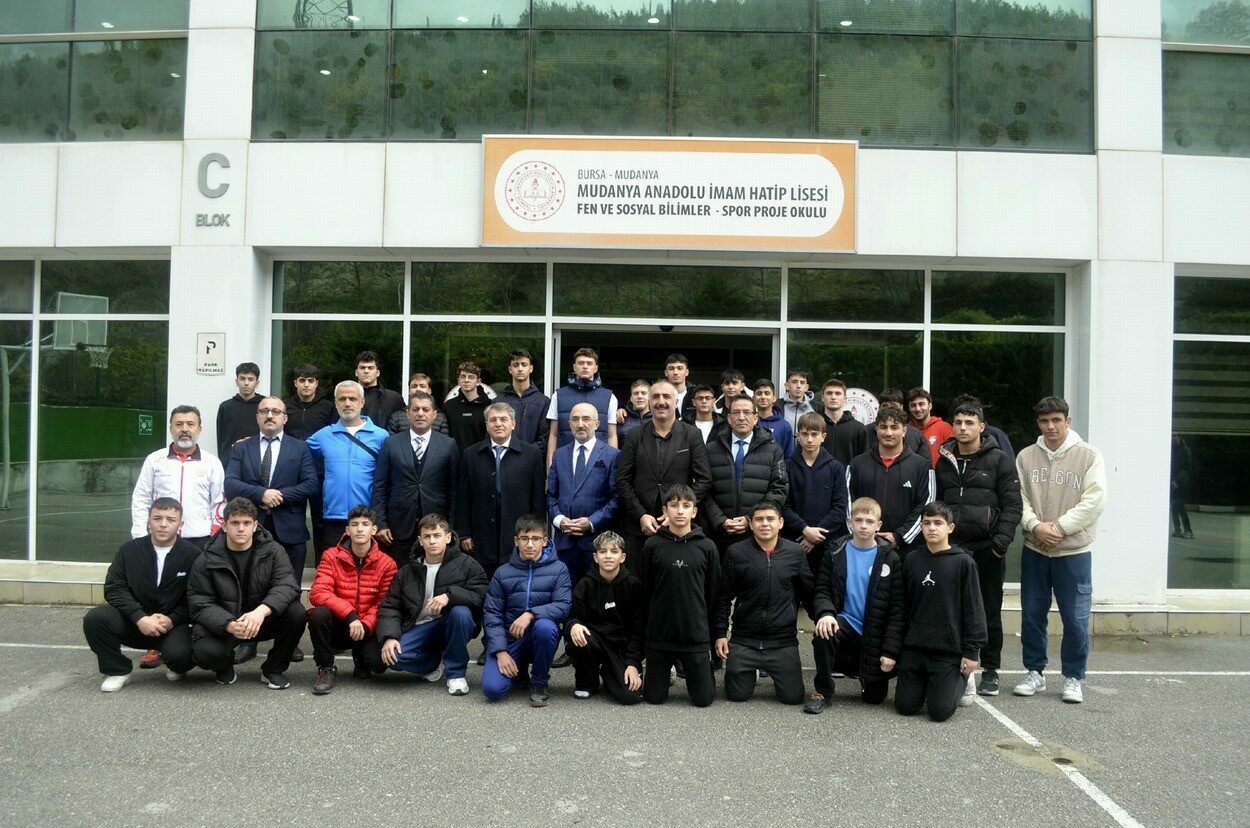 Bursa’da şampiyon güreşçilere destek sözü