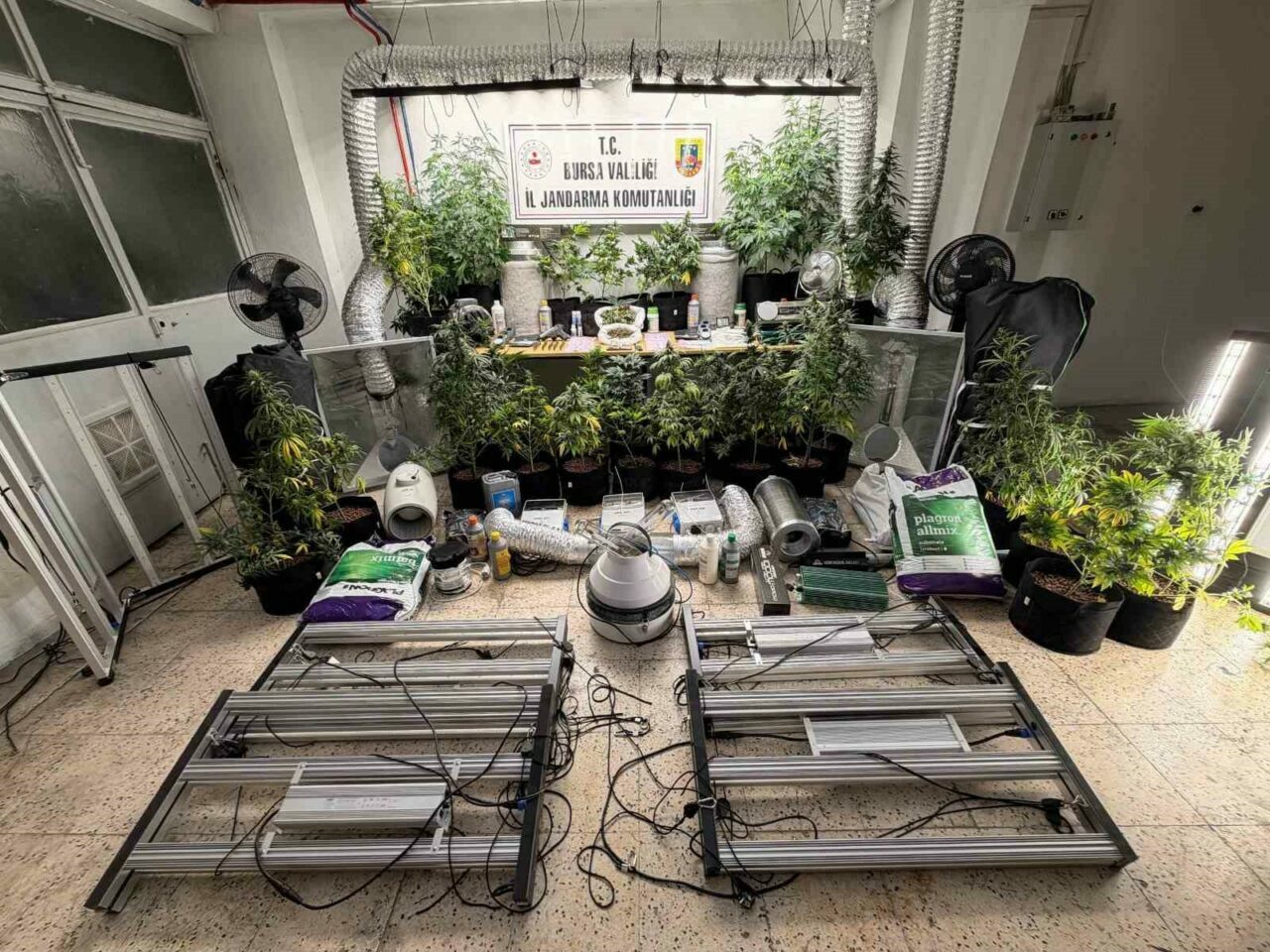 Bursa’da şaşkına çeviren ev! İçerisini bakın ne yapmış…