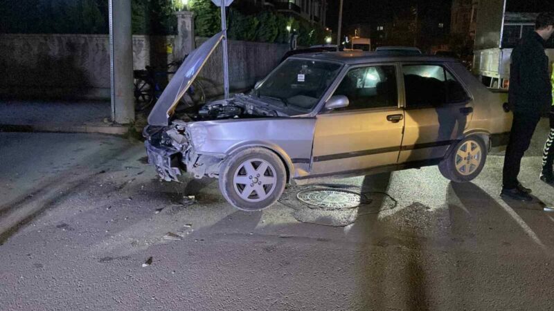Bursa’da otomobiller çarpıştı Bursa’nın İnegöl ilçesinde iki otomobilin çarpışması sonucu meydana gelen kazada