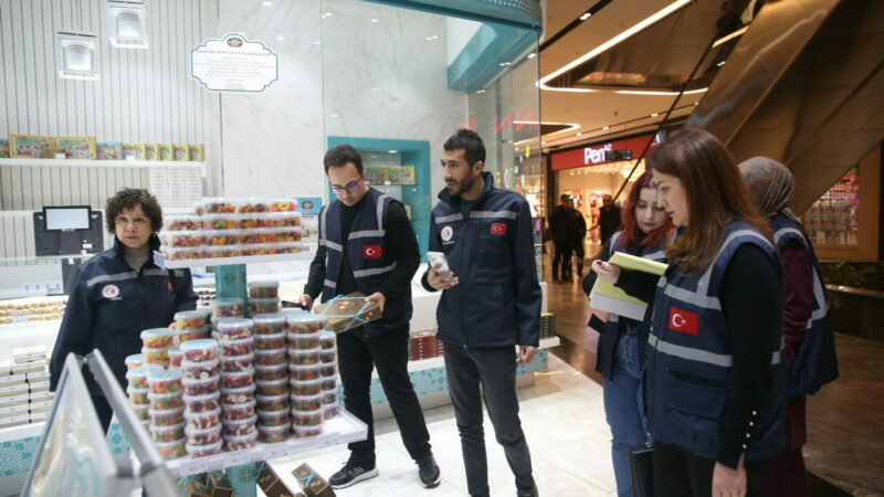 Bursa'da Ticaret İl Müdürlüğü ekiplerince, yılbaşı öncesi alışveriş merkezinde fiyat