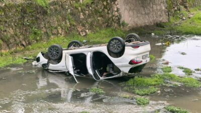 Bursa’daki kazada otomobil dereye uçtu: 3 yaralı