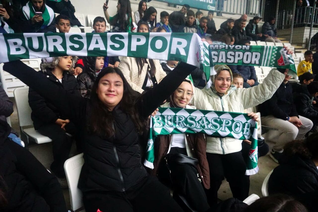 Bursaspor coşkusunu ilk kez tribünde yaşadılar Bursaspor coşkusunu ilk kez tribünde yaşadılar