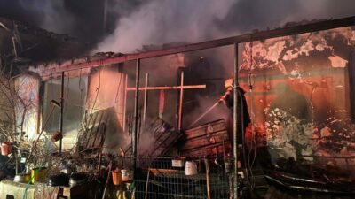 Çiftlikte yangın! 1 ev, 2 biçerdöver ve 2 otomobil kül oldu