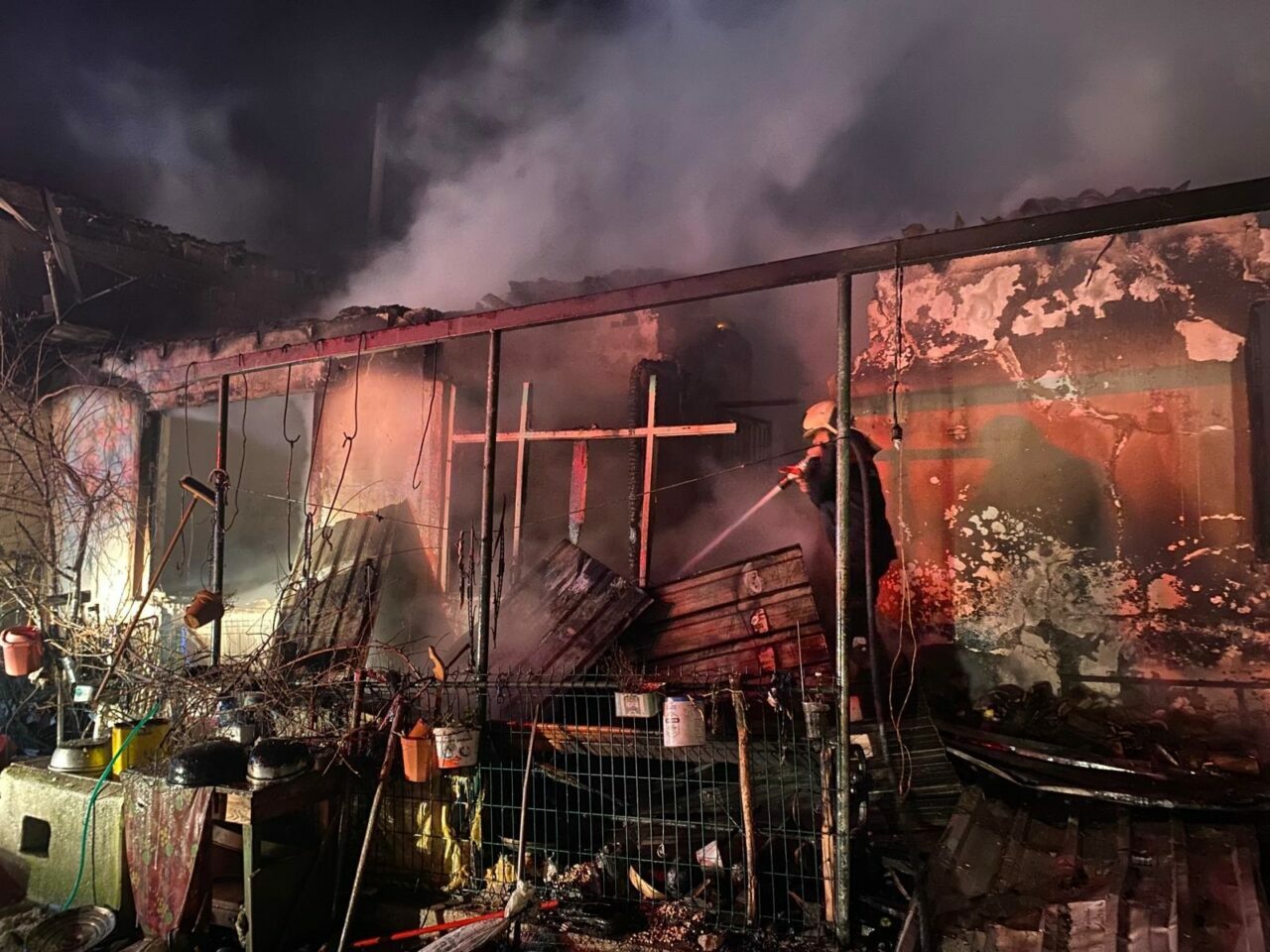 Çiftlikte yangın! 1 ev, 2 biçerdöver ve 2 otomobil kül oldu Çiftlikte yangın! 1 ev, 2 biçerdöver ve 2 otomobil kül oldu